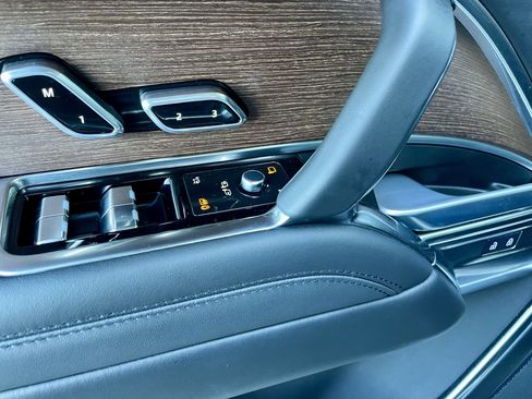 Used 2025 Land Rover Range Rover Long Wheelbase SE image 11