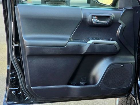 Used 2020 Toyota Tacoma TRD Off-Road w/ TRD Premium Off Road Package image 18