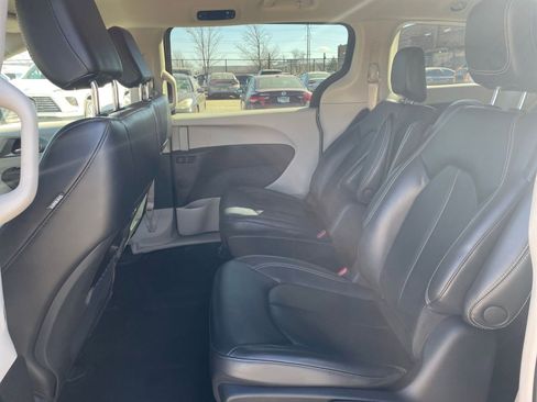 Used 2023 Chrysler Pacifica Touring-L image 28