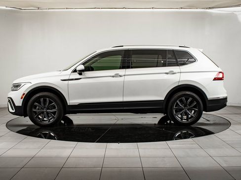 Used 2023 Volkswagen Tiguan SE w/ Panoramic Sunroof Package image 5
