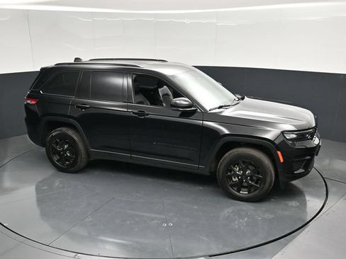 Used 2025 Jeep Grand Cherokee Altitude AWD/4WD image 44
