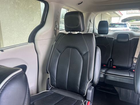 Used 2022 Chrysler Pacifica Limited FWD image 44