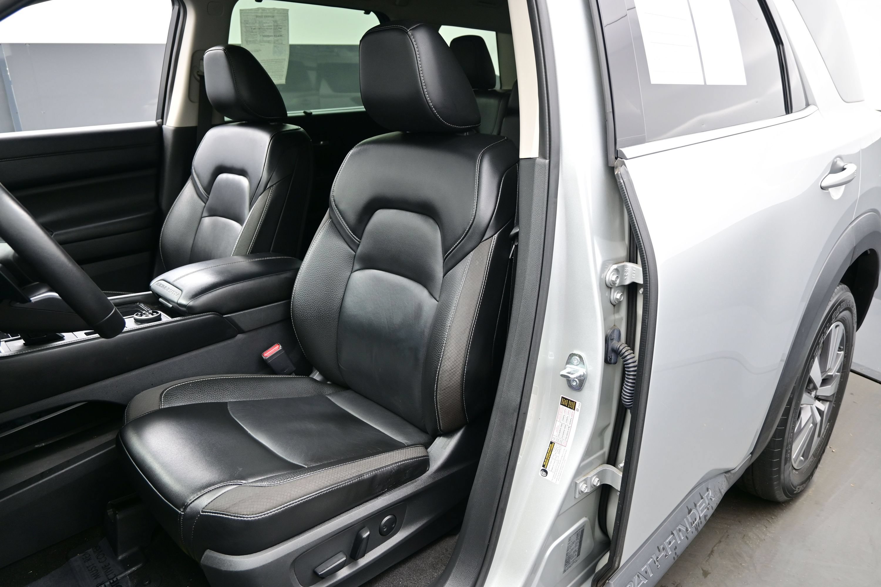 Used 2023 Nissan Pathfinder SL AWD/4WD image 12