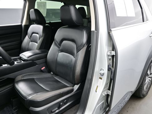 Used 2023 Nissan Pathfinder SL AWD/4WD image 12