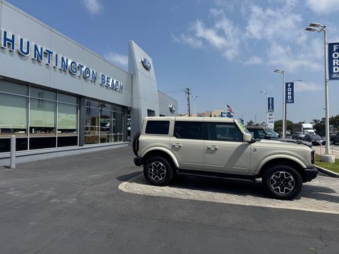 Used 2025 Ford Bronco Outer Banks AWD/4WD image 3