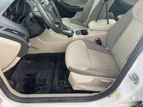 Used 2014 Ford Focus SE w/ SE Winter Package FWD image 9