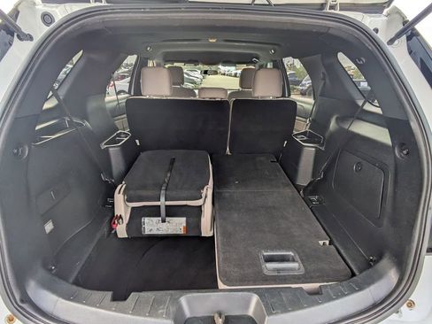 Used 2018 Ford Explorer XLT image 30