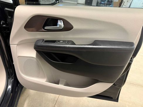 Used 2017 Chrysler Pacifica Touring-L w/ Tire & Wheel Group FWD image 26