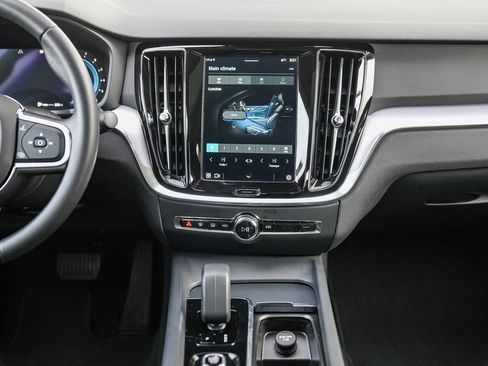 Used 2024 Volvo S60 B5 Core image 12