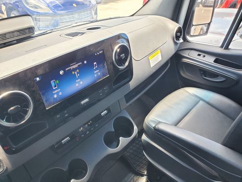 Used 2025 Mercedes-Benz Sprinter 2500 image 23