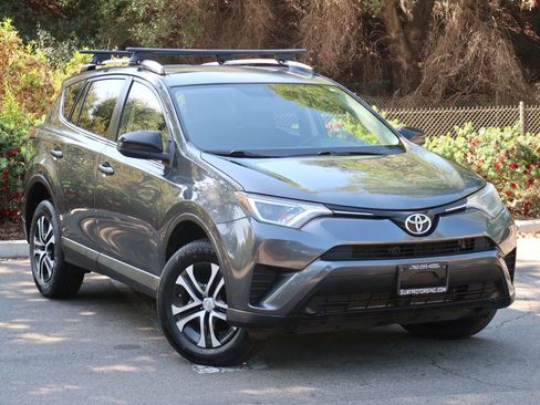 Used 2016 Toyota RAV4 LE FWD image 2