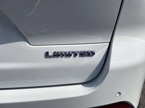 Used 2023 Jeep Grand Cherokee L Limited AWD/4WD image 47