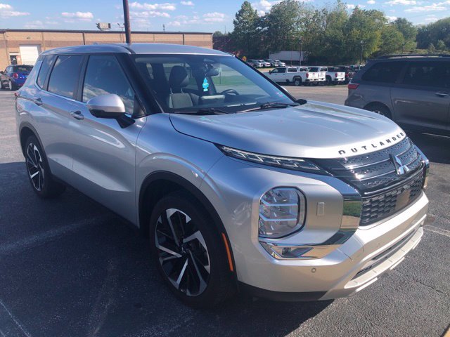 Used 2023 Mitsubishi Outlander SE AWD/4WD image 1