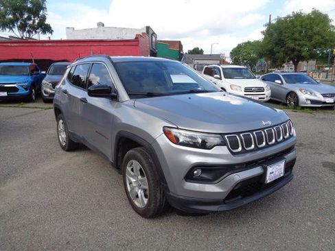 Used 2022 Jeep Compass Latitude w/ Convenience Group AWD/4WD image 2