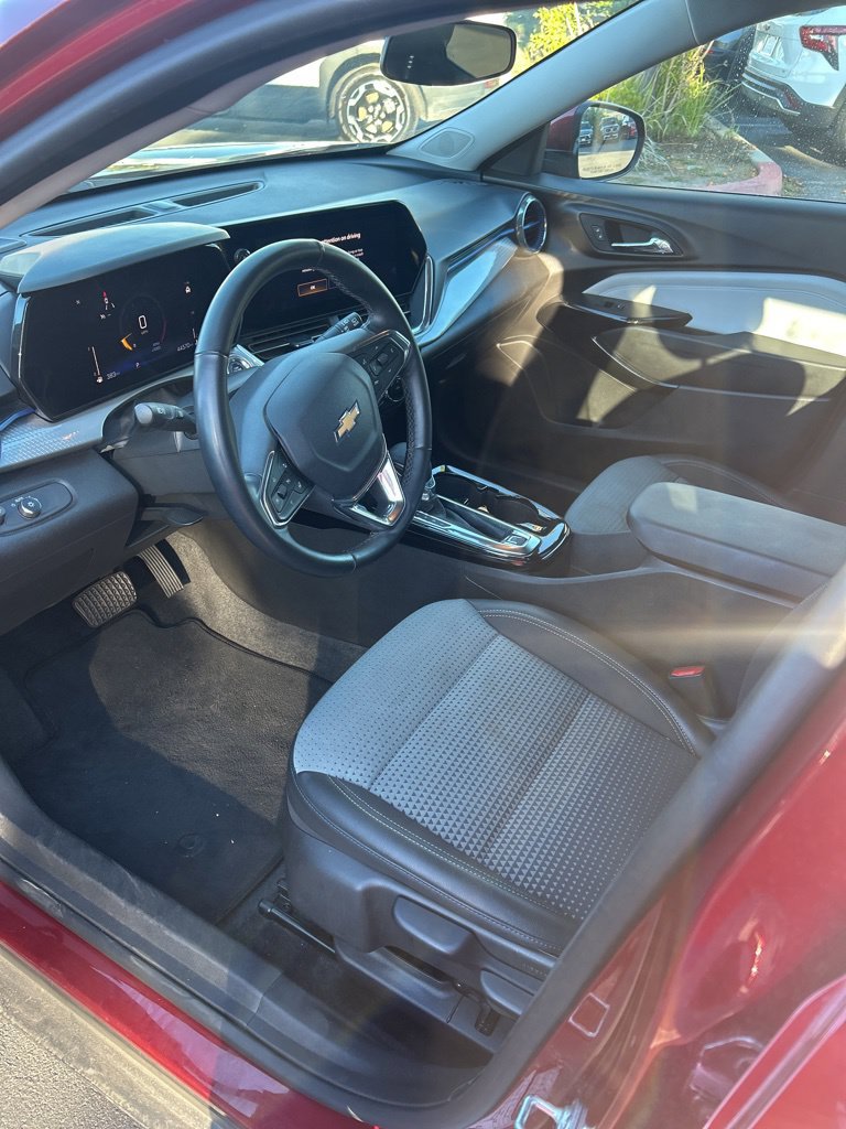 Used 2025 Chevrolet Trax LT w/ LT Convenience Package FWD image 8