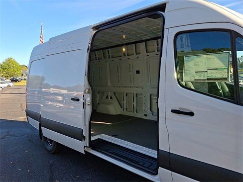 Used 2025 Mercedes-Benz Sprinter 2500 image 10