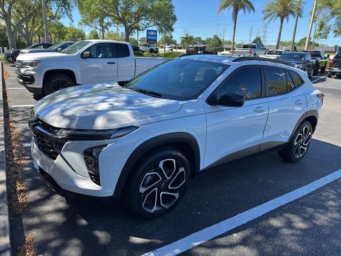 Used 2024 Chevrolet Trax RS w/ Sunroof Package image 2