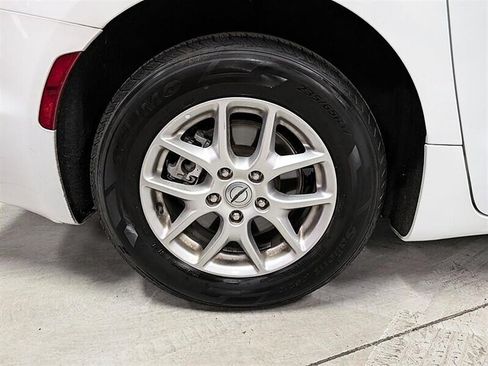 Used 2024 Chrysler Pacifica Touring-L FWD image 13