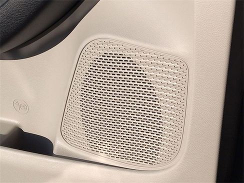 Certified 2023 Chrysler Pacifica Touring-L image 16