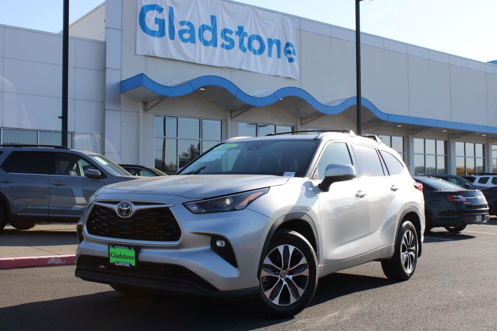 Used 2022 Toyota Highlander XLE AWD/4WD image 2