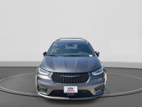 Used 2021 Chrysler Pacifica Limited w/ Uconnect Theater Family Group image 3