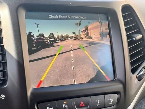Used 2017 Jeep Cherokee Overland w/ Technology Group FWD image 21