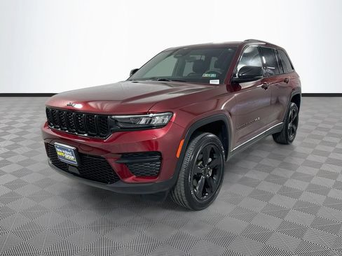 Used 2023 Jeep Grand Cherokee Altitude RWD image 3