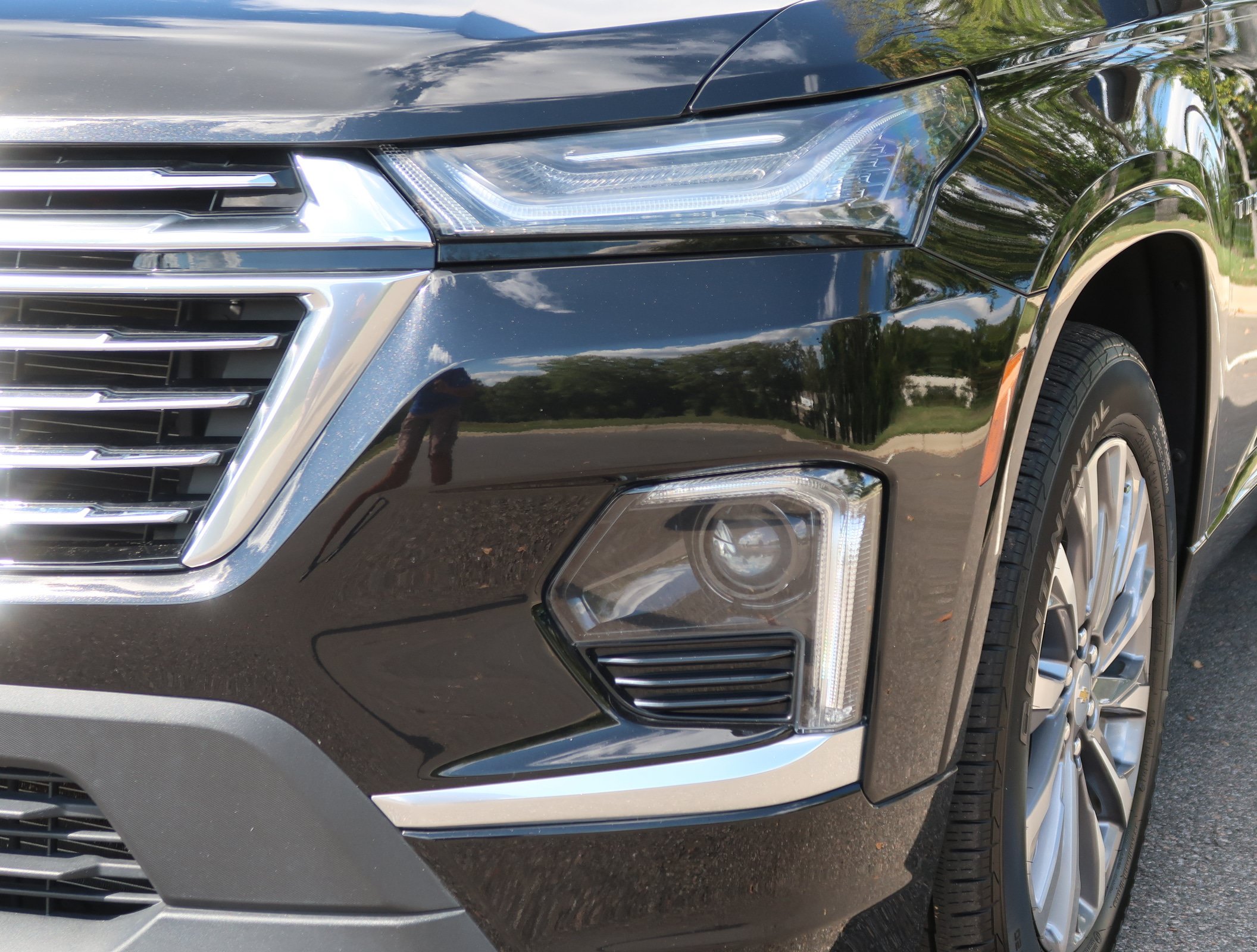 Used 2023 Chevrolet Traverse Premier w/ LPO, Cargo Package FWD image 4