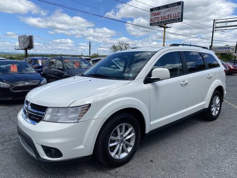 Used 2019 Dodge Journey SE FWD image 1