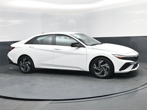 Certified 2025 Hyundai Elantra Sport image 2