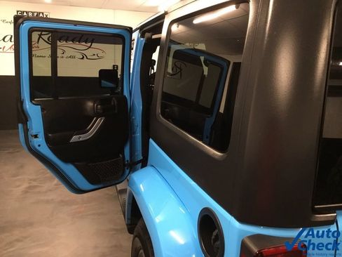 Used 2018 Jeep Wrangler Unlimited Sahara w/ Dual Top Group AWD/4WD image 29