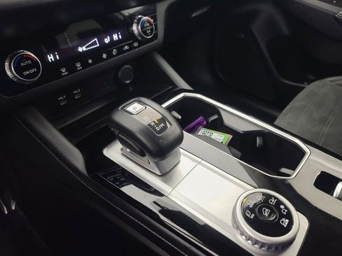 Used 2025 Mitsubishi Outlander SE image 38