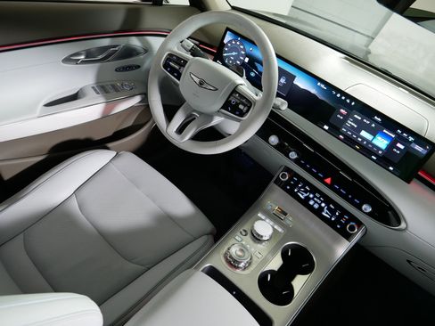 Certified 2026 Genesis GV70 2.5T Advanced AWD/4WD image 9