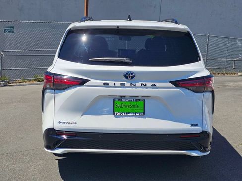 Used 2025 Toyota Sienna XSE AWD/4WD image 6
