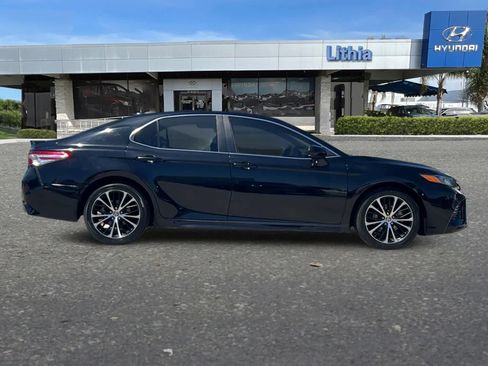 Used 2020 Toyota Camry SE w/ Carpet Mat Package FWD image 9