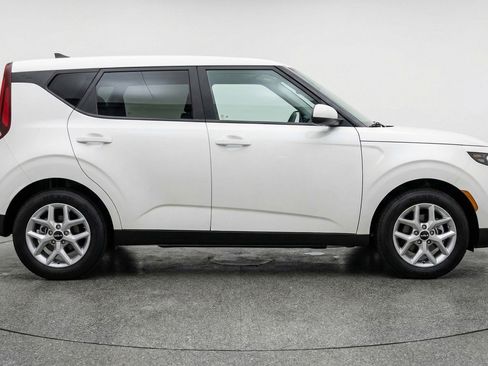 Used 2025 Kia Soul LX w/ LX Technology Package FWD image 11