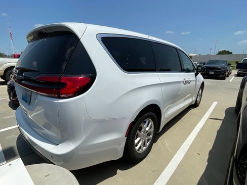 Used 2024 Chrysler Pacifica Touring-L FWD image 4