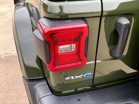 Used 2023 Jeep Wrangler Unlimited Sahara w/ Cold Weather Group AWD/4WD image 29