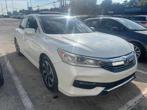 Used 2016 Honda Accord EX image 2