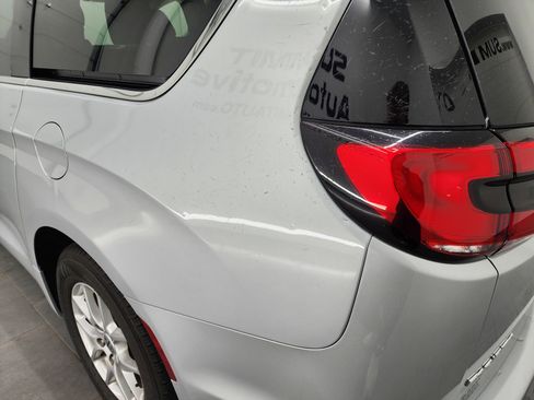Used 2024 Chrysler Pacifica Touring-L FWD image 30