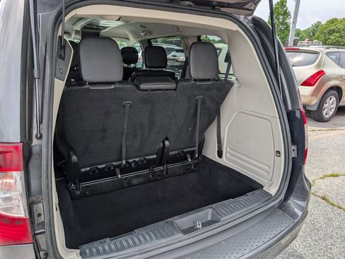 Used 2015 Chrysler Town & Country Touring FWD image 6