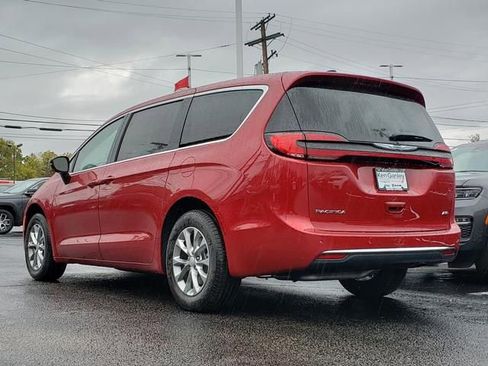 New 2026 Chrysler Pacifica Select image 3