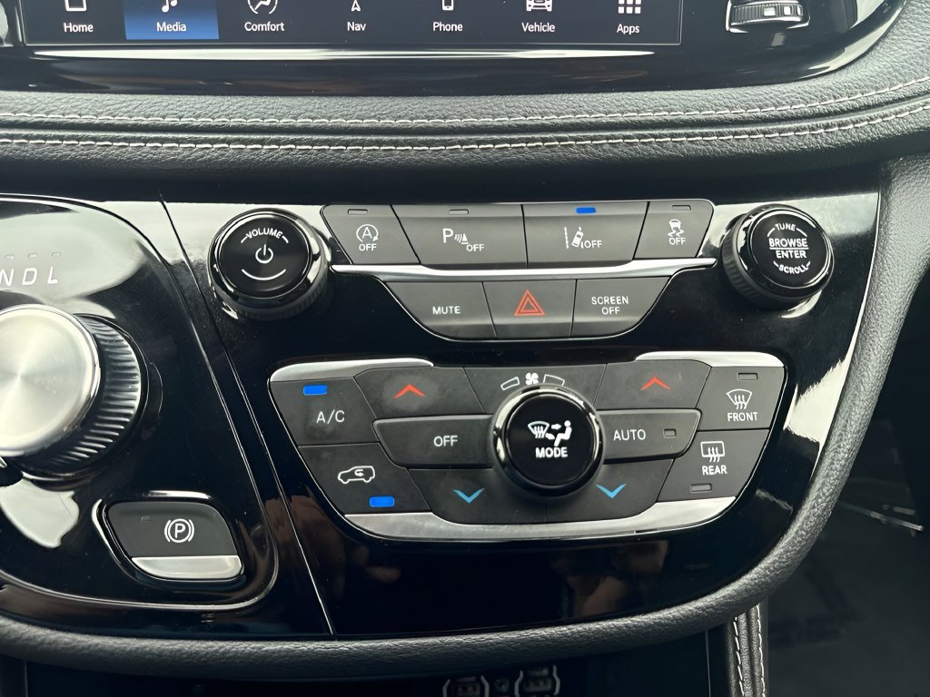 Used 2025 Chrysler Pacifica Limited FWD image 12