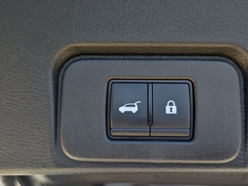 Used 2025 Nissan Rogue SL AWD/4WD image 32