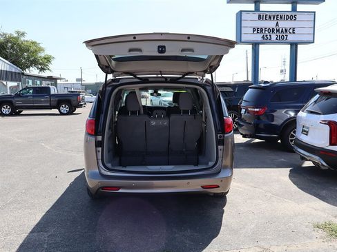 Used 2017 Chrysler Pacifica LX FWD image 16