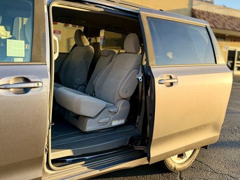 Used 2019 Toyota Sienna LE w/ Carpet Mat Package FWD image 16