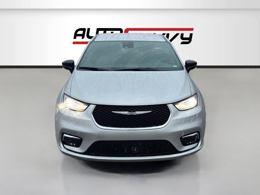 Used 2026 Chrysler Pacifica Select FWD image 2