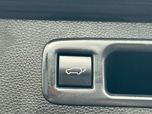 Used 2021 Toyota Highlander XLE AWD/4WD image 8