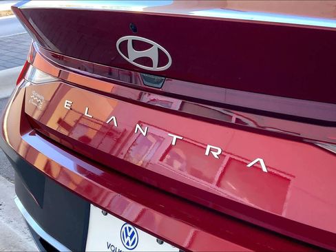 Used 2025 Hyundai Elantra SE image 9