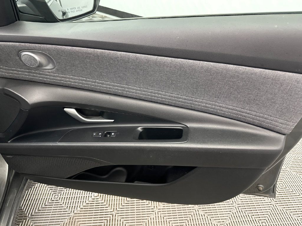 Used 2025 Hyundai Elantra Limited FWD image 15